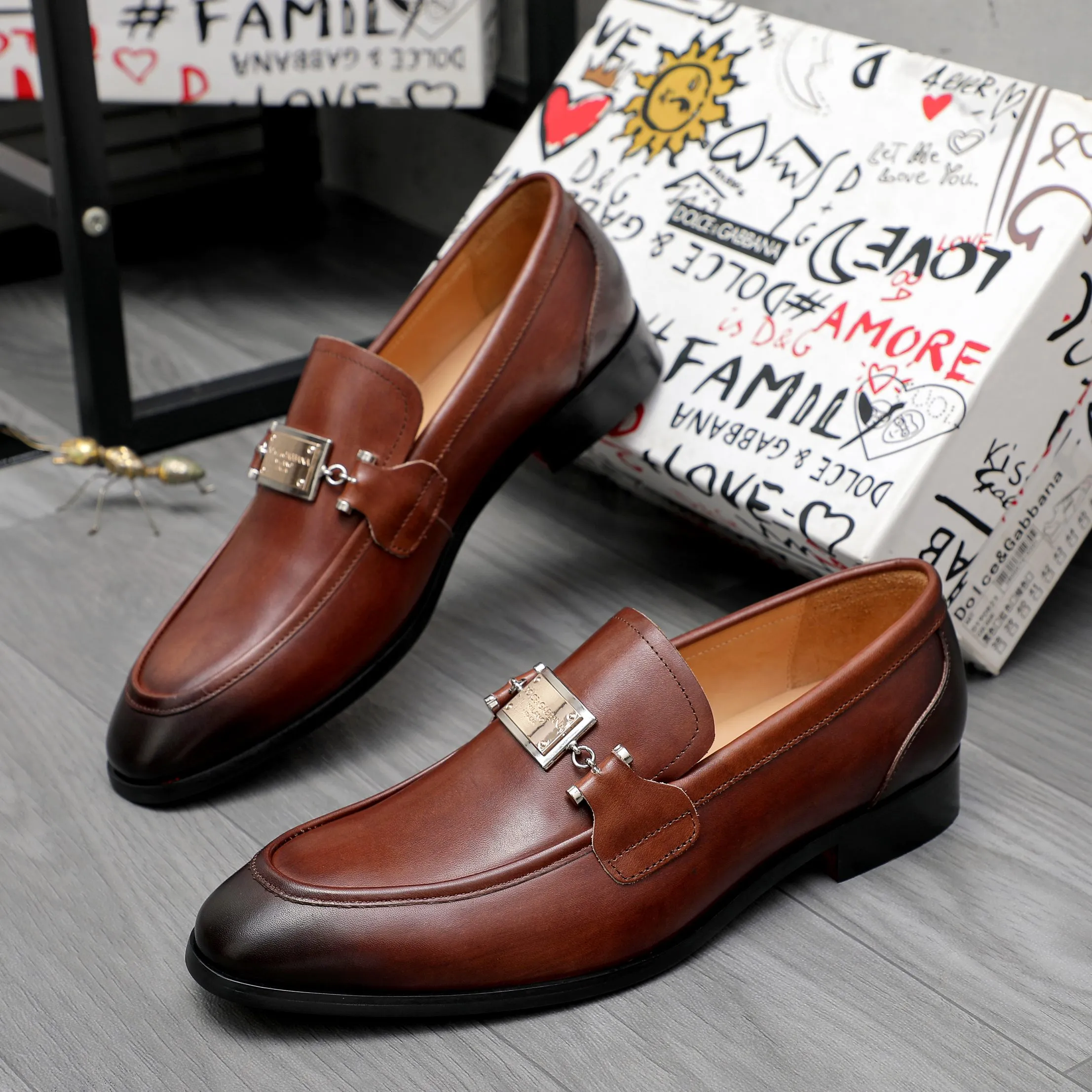 Men's shoes 💰500 Product trademark: DG (Dolce & Gabbana) business casual leather shoes Regular size: 38-45 (45 is custom-made and non-returnable) Product materials: Selected high-quality color-brushed cowhide upper, cowhide lining, original outsole